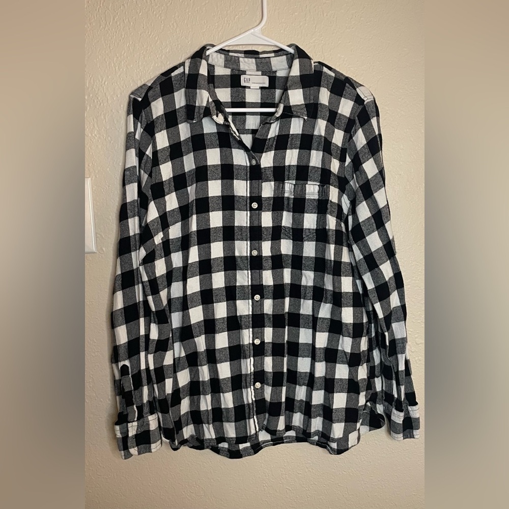 GAP Women’s Plaid Button Down Fitted Boyfriend Shirt - Black and White